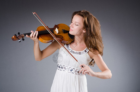 音乐概念中带小提琴的女艺术家图片