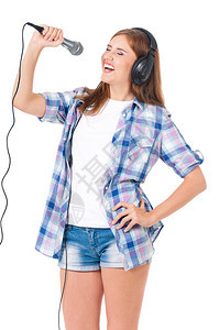 美丽的少女用麦克风和耳机在白色图片