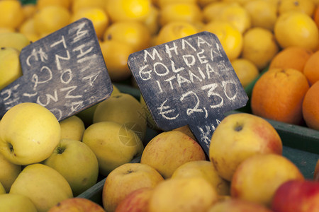 小红苹果在希腊中部当地市场出售图片