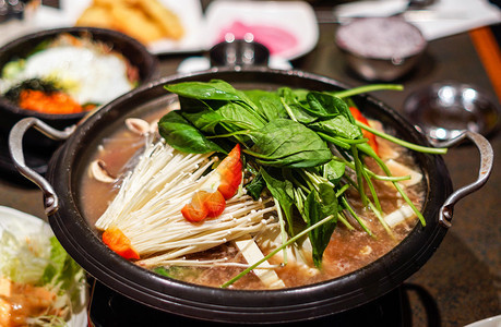韩国热锅在的朝鲜菜盘上露图片