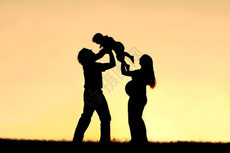 一个由父亲孩子和孕妇三个人组成的幸福家庭的轮廓图片
