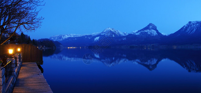 晚上在奥地利的圣沃尔夫冈湖图片