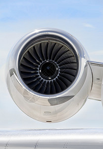 豪华私人飞机上带有部分机翼的喷气发动机BombardierGlobalE图片