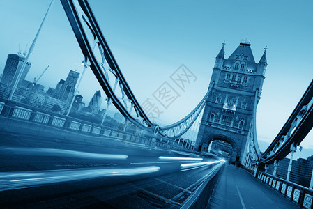 伦敦塔桥和早上的交通图片