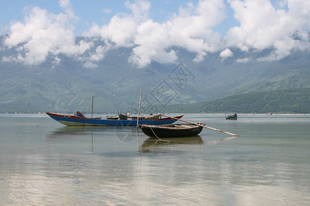 越南岘港海滩上的渔船图片