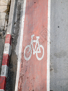人行道上画的自行车路标图片