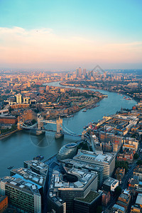 伦敦屋顶景色在日落时与城市建筑和图片