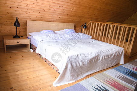 木制小屋内的乡村卧室图片