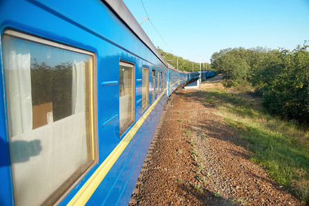 运动火车和蓝色马图片