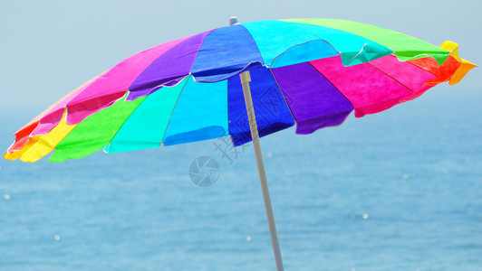 沙滩伞om在户外展示图片