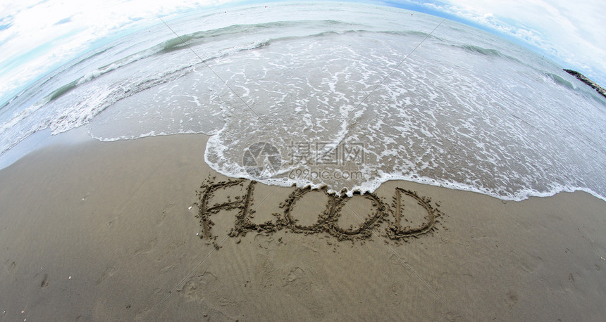 以鱼眼镜头拍摄的海滨上的FLOOD一词图片