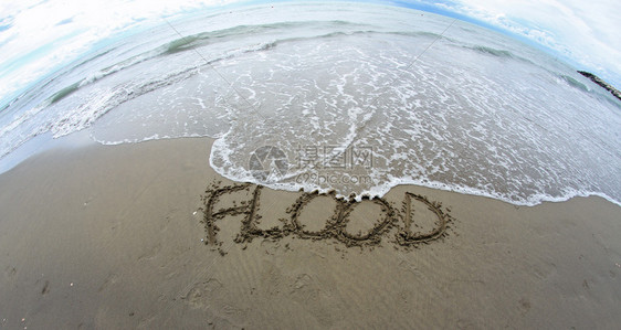 以鱼眼镜头拍摄的海滨上的FLOOD一词图片