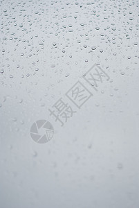 窗上的雨滴背景的云彩图片