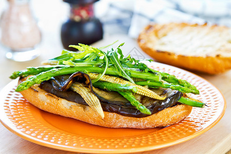 配有Asparagus和婴儿玉米三明治的GriilledAub图片