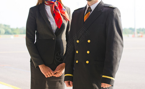 机场的飞行员和空姐图片