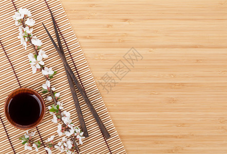 竹垫上铺有复制空间的背景图片