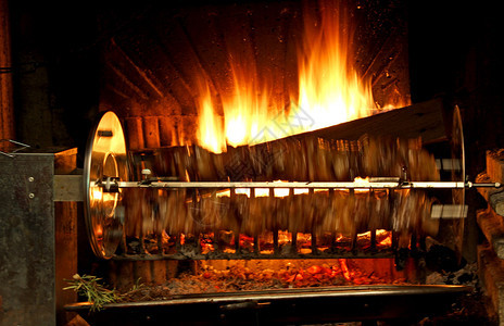 火点燃了壁炉的火焰喷口水迅图片