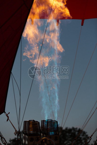 燃气在热气球时燃烧在土耳其的卡帕多西亚开始飞图片
