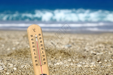 海滩上的温度计显示高温图片