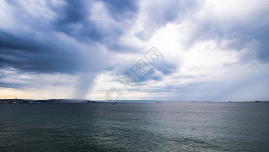 城前海下雨背景图片