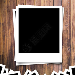 棕色木板背景上的空白相框图片