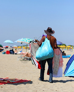 夏天在海边卖衣服的小贩图片