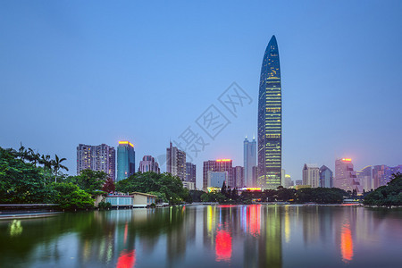 深圳黄昏的城市天际线背景图片