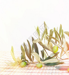 竹地毯上的橄榄色早午餐图片