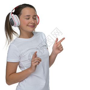 漂亮的小女孩戴着耳机欣赏音乐图片