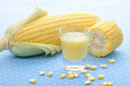 新鲜甜玉米汁玉米背景图片