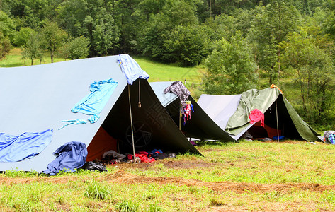 在童子军营地露营帐篷并晾干衣物图片