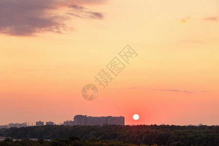 夏季清晨在城市的红日出时太阳升图片