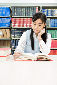 美貌丽的女大学生在图书馆桌上图片