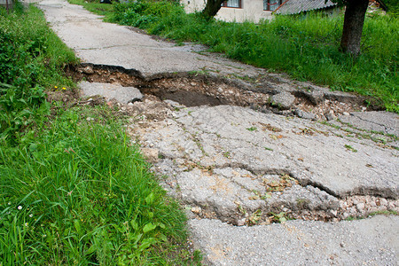 被滑坡破坏的道路图片