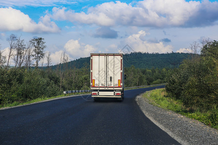 公路上的白色卡车运输货运物内图片