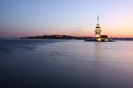 夜晚的灯塔梅登塔背景