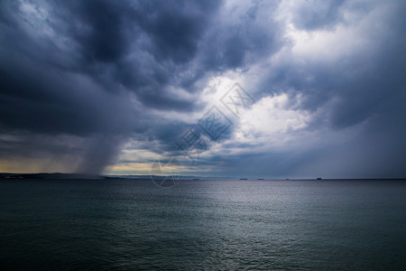 城前海下雨图片