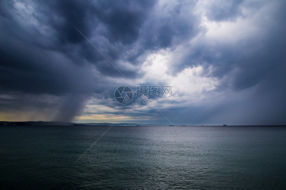 城前海下雨图片