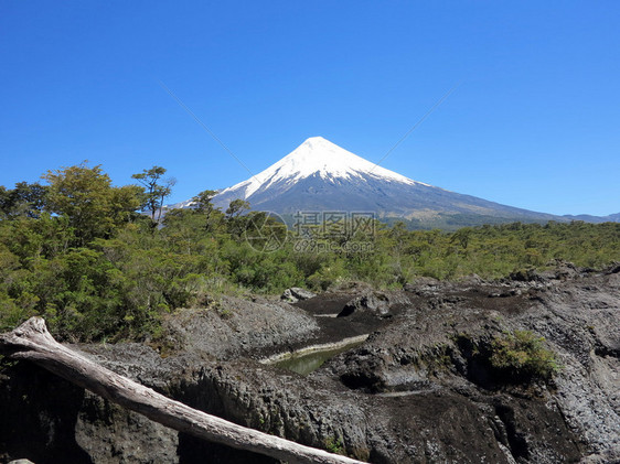 PetrohueFalls和OsornoVolcano的雪峰位于智利图片