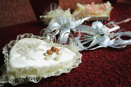 仪式前的结婚戒指和bocals图片