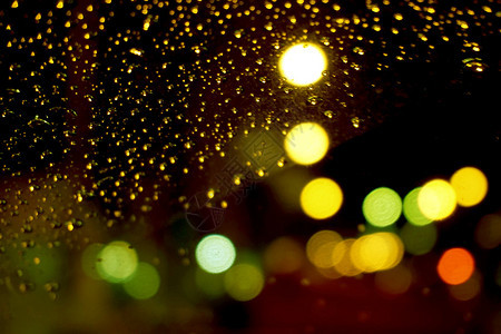 在下雨的夜晚驾驶图片