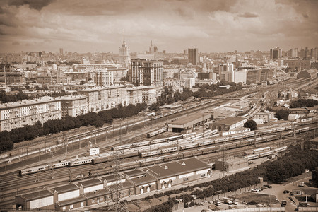 莫斯科历史地区前方的铁路照片由S图片
