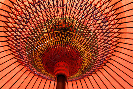 日本传统红伞的特写图片