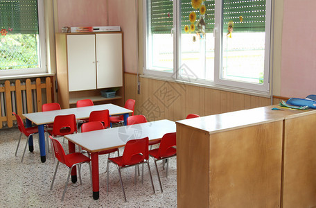 幼儿园用桌椅和小椅图片