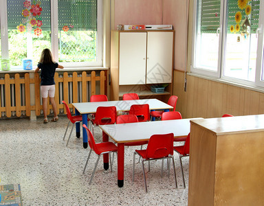 幼儿园的教室桌和图片