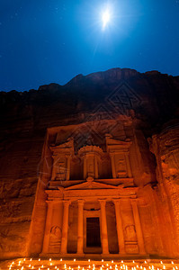 由Moonlight所拍摄AlKhazneh是从沙石岩面上雕刻出来的图片