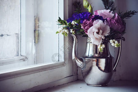 在窗台上的古董咖啡壶古典风格度假家庭花卉装饰品中盛放紫色和粉红安息图片
