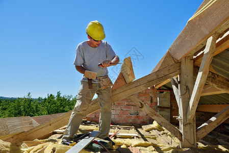 装修屋顶的木匠屋顶工图片