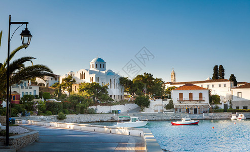 希腊爱琴海斯佩茨岛上的斯佩茨镇长廊图片