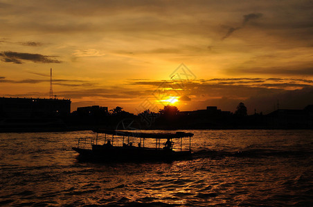 泰国曼谷ChaoPraya河日落时图片